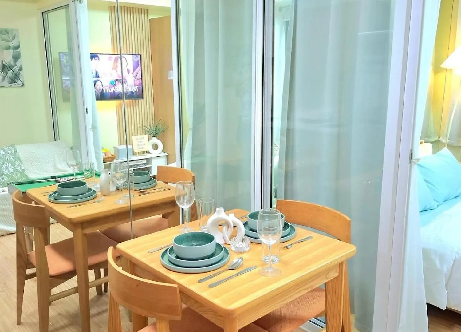 מנילה Azure Condotel And Resort In The City 0*,